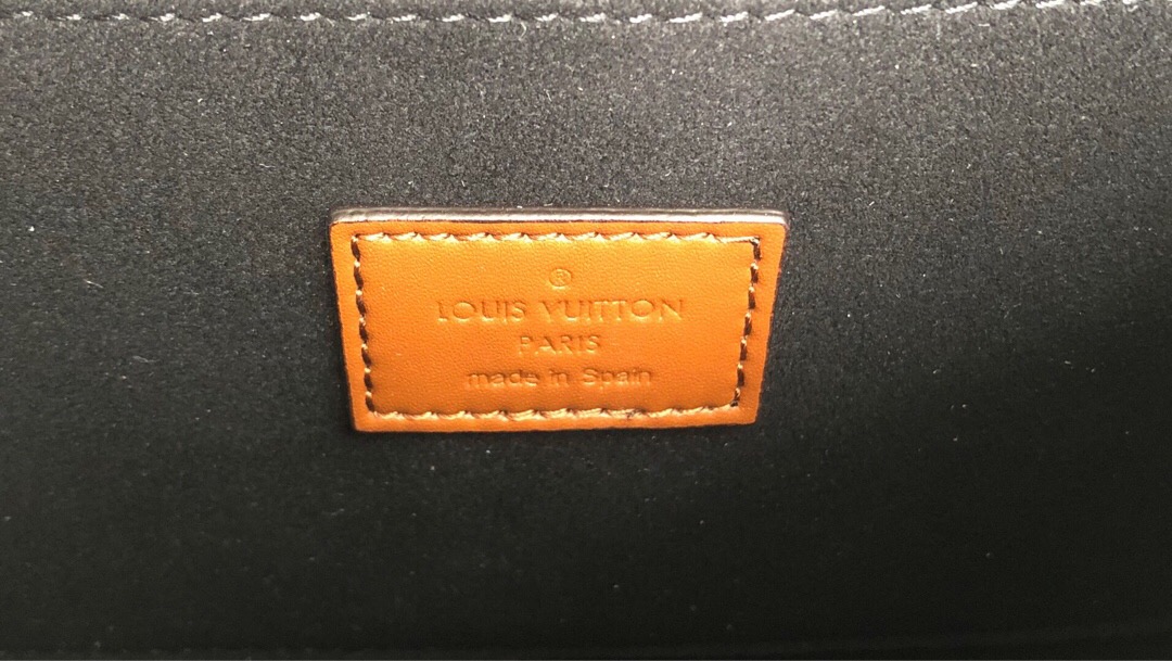 LOUS VUITTON Dauphine MM Shoulder Bag. Original Quality Bag. Authentic Style. Genuine Calf Leather. Metal Hardware. Authentic Packaging. Original Quality Dust Bag. For Spring-Summer 2019 Nicolas Ghesquière unveils a new must-have: the Dauphine Mini handbag. This adorable compact model is crafted from Monogram and Monogram Reverse canvas, trimmed with smooth tan calfskin. The high-shine LV lock and leather smart strap add a modern twist to this signature piece, which is perfectly sized for day-to-evening wear. | CRIS&COCO | High Quality Designer Handbags