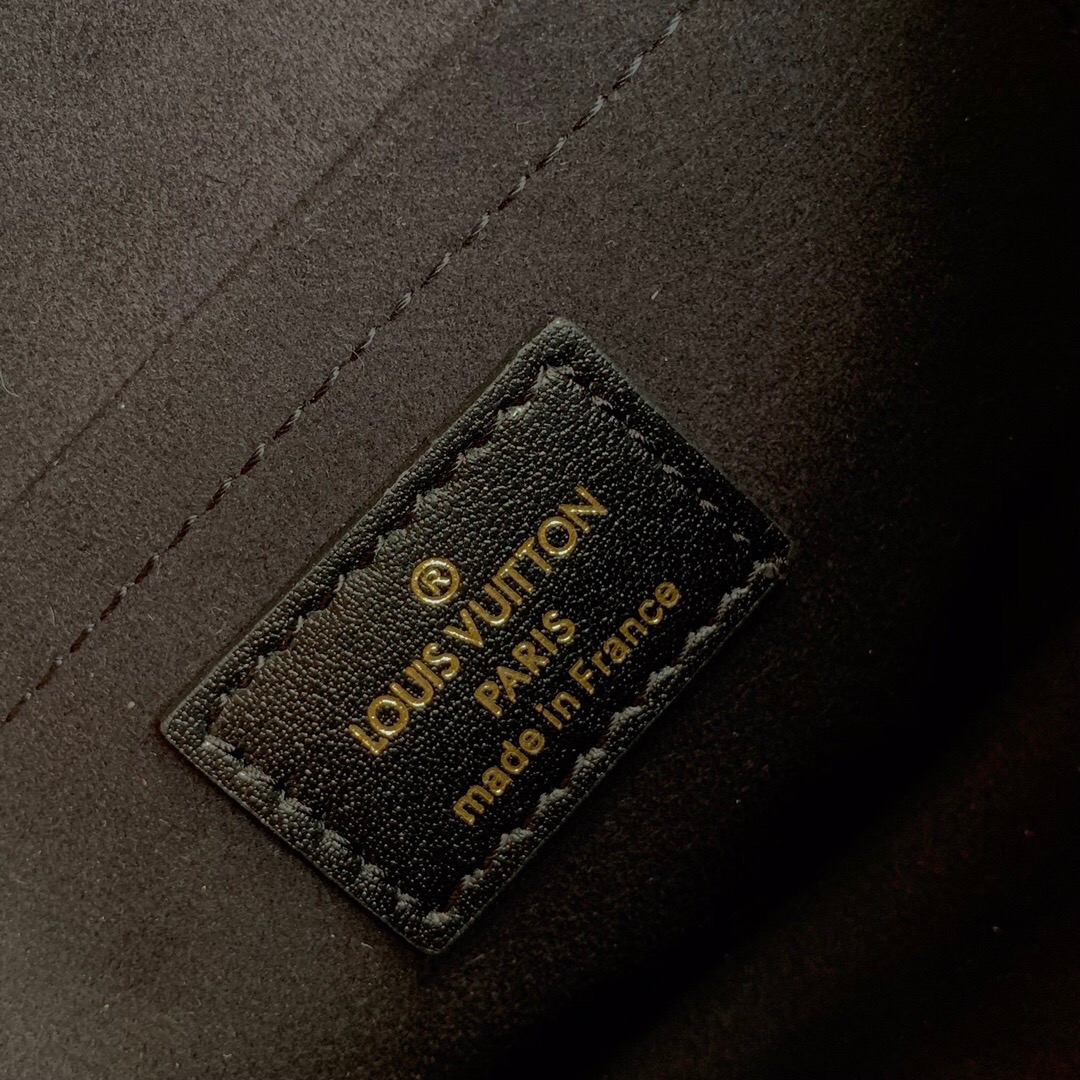 LOUIS VUITTON 'Blade' Vanity Case. Authentic Quality Bag with literature, gift box, dust bag and authenticity card. The chic Blade bag incorporates subtle Louis Vuitton signatures and trunk-inspired metalware, exuding understated sophistication. | CRIS&COCO Authentic Quality Designer Bags and Luxury Accessories