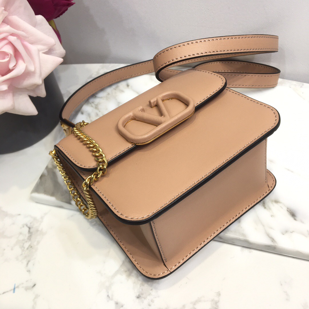 Valentino Garavani VSLING leather shoulder bag. - CRIS&COCO Valentino Garavani VSLING leather shoulder bag.