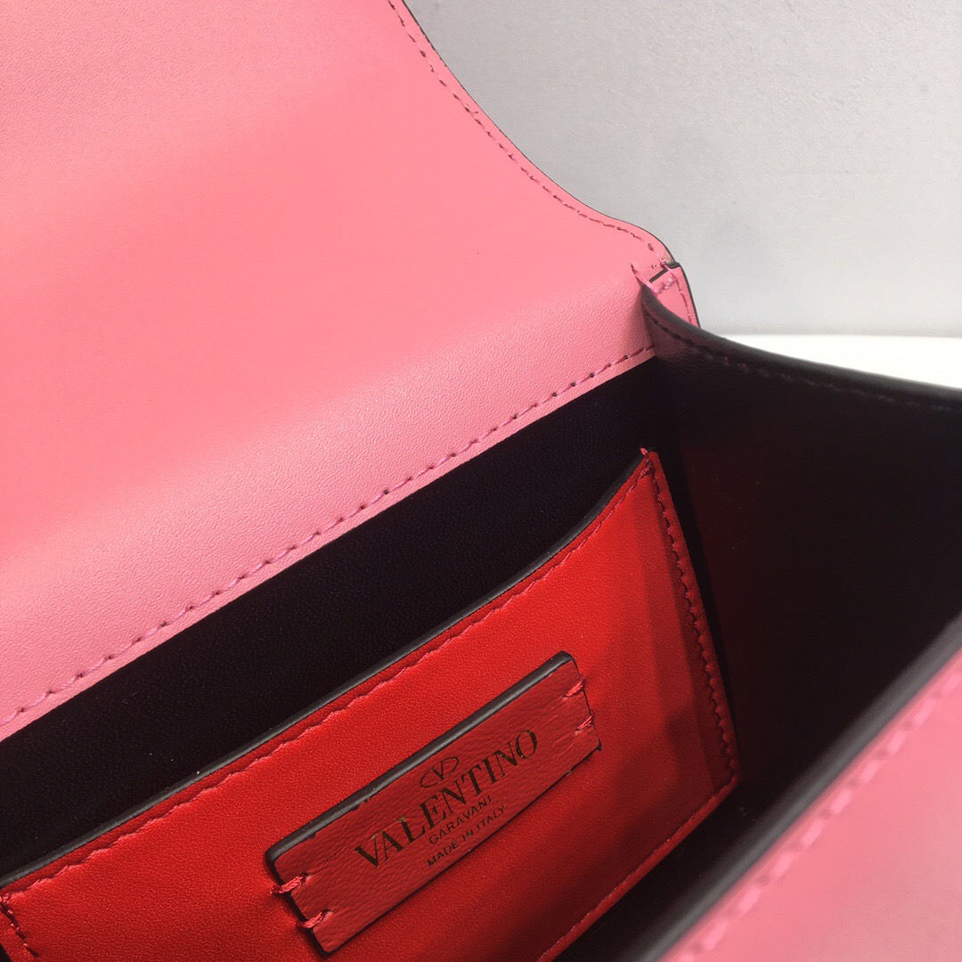 Valentino Garavani VSLING leather shoulder bag. - CRIS&COCO Valentino Garavani VSLING leather shoulder bag.