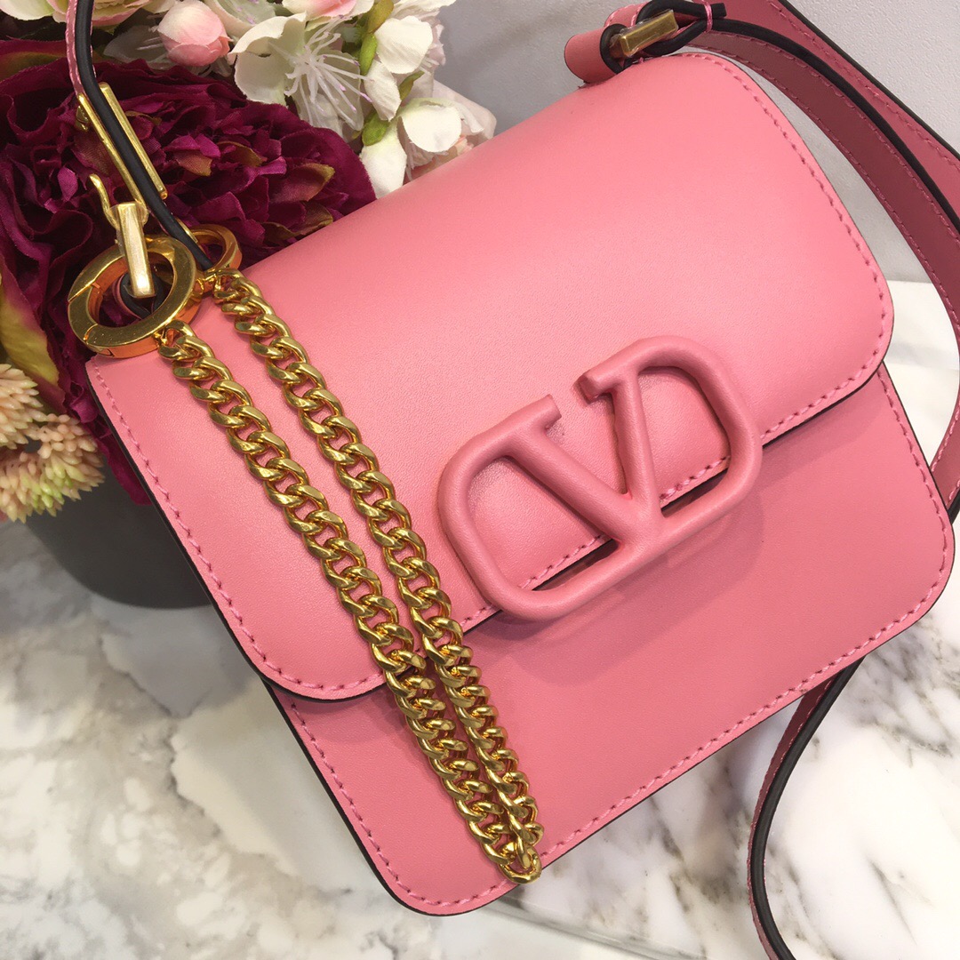 Valentino Garavani VSLING leather shoulder bag. - CRIS&COCO Valentino Garavani VSLING leather shoulder bag.