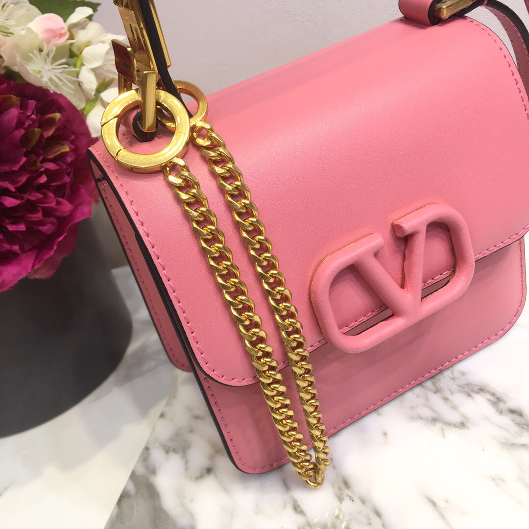 Valentino Garavani VSLING leather shoulder bag. - CRIS&COCO Valentino Garavani VSLING leather shoulder bag.