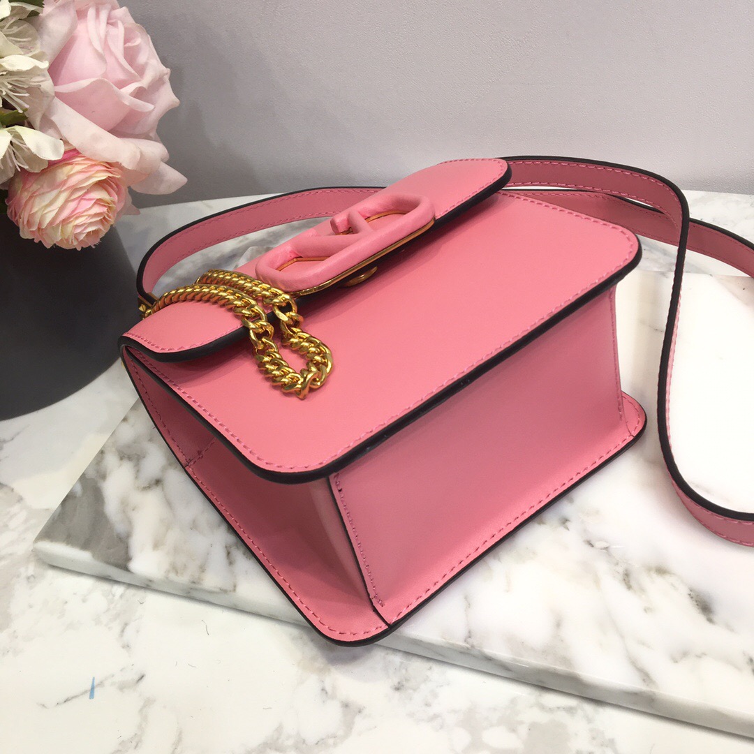 Valentino Garavani VSLING leather shoulder bag. - CRIS&COCO Valentino Garavani VSLING leather shoulder bag.