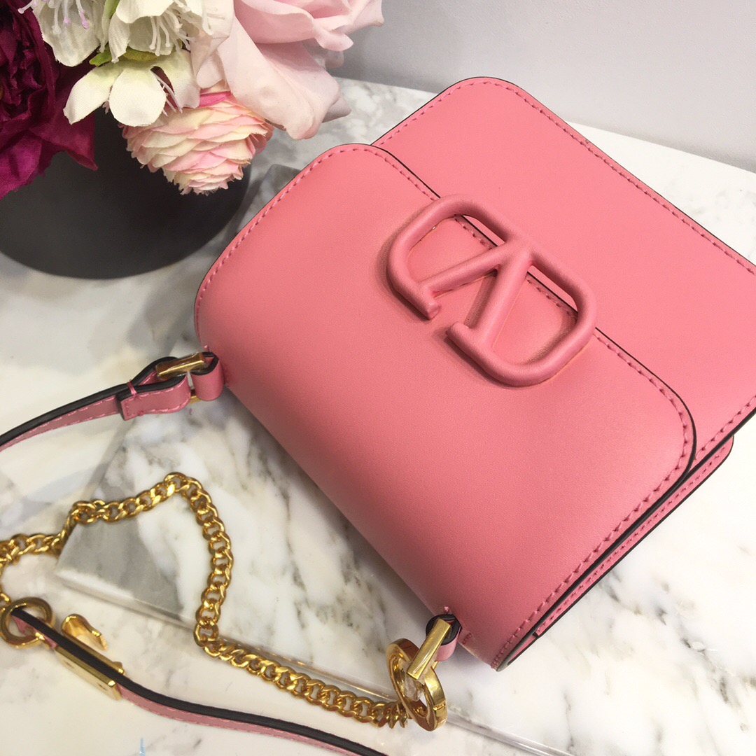 Valentino Garavani VSLING leather shoulder bag. - CRIS&COCO Valentino Garavani VSLING leather shoulder bag.