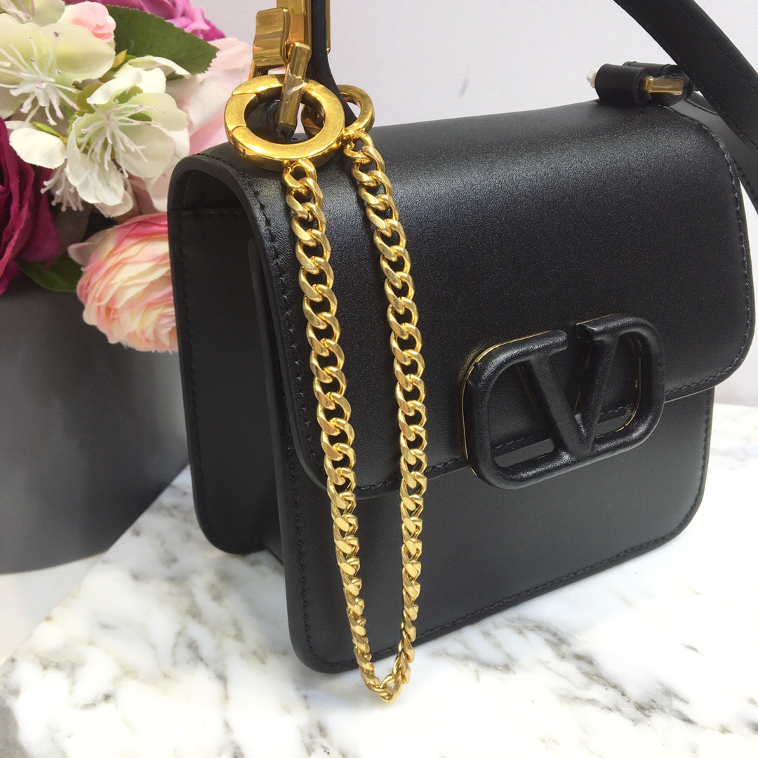 Valentino Garavani VSLING leather shoulder bag. - CRIS&COCO Valentino Garavani VSLING leather shoulder bag.