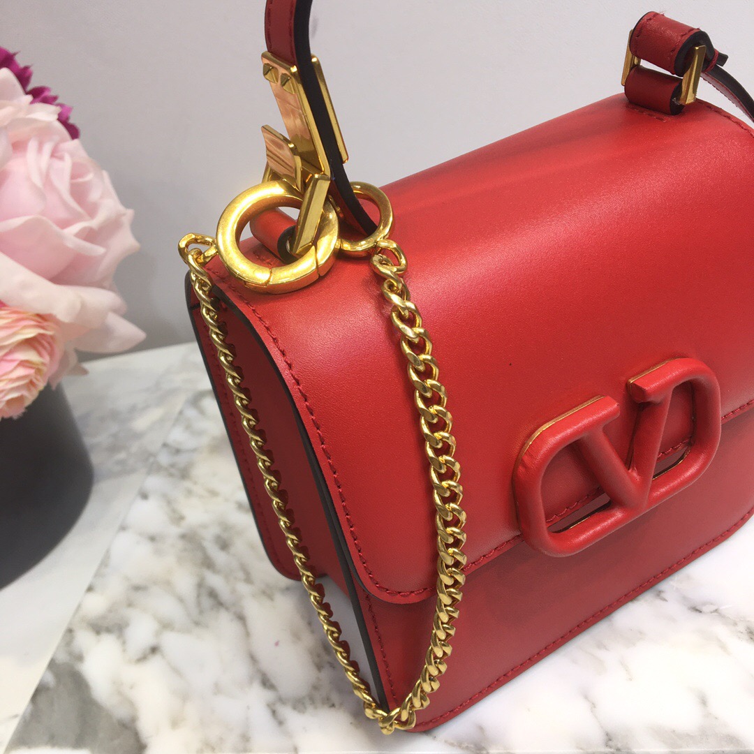 Valentino Garavani VSLING leather shoulder bag. - CRIS&COCO Valentino Garavani VSLING leather shoulder bag.