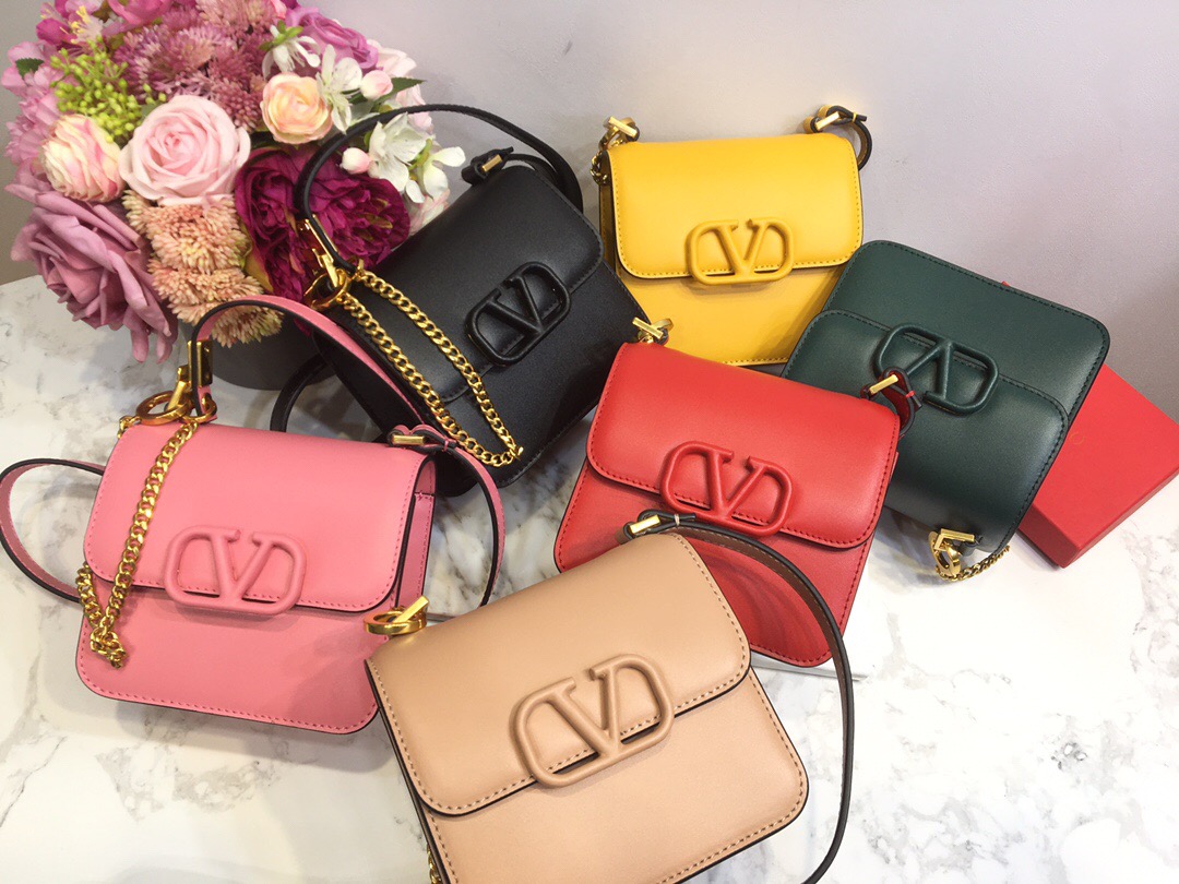 Valentino Garavani VSLING leather shoulder bag. - CRIS&COCO Valentino Garavani VSLING leather shoulder bag.