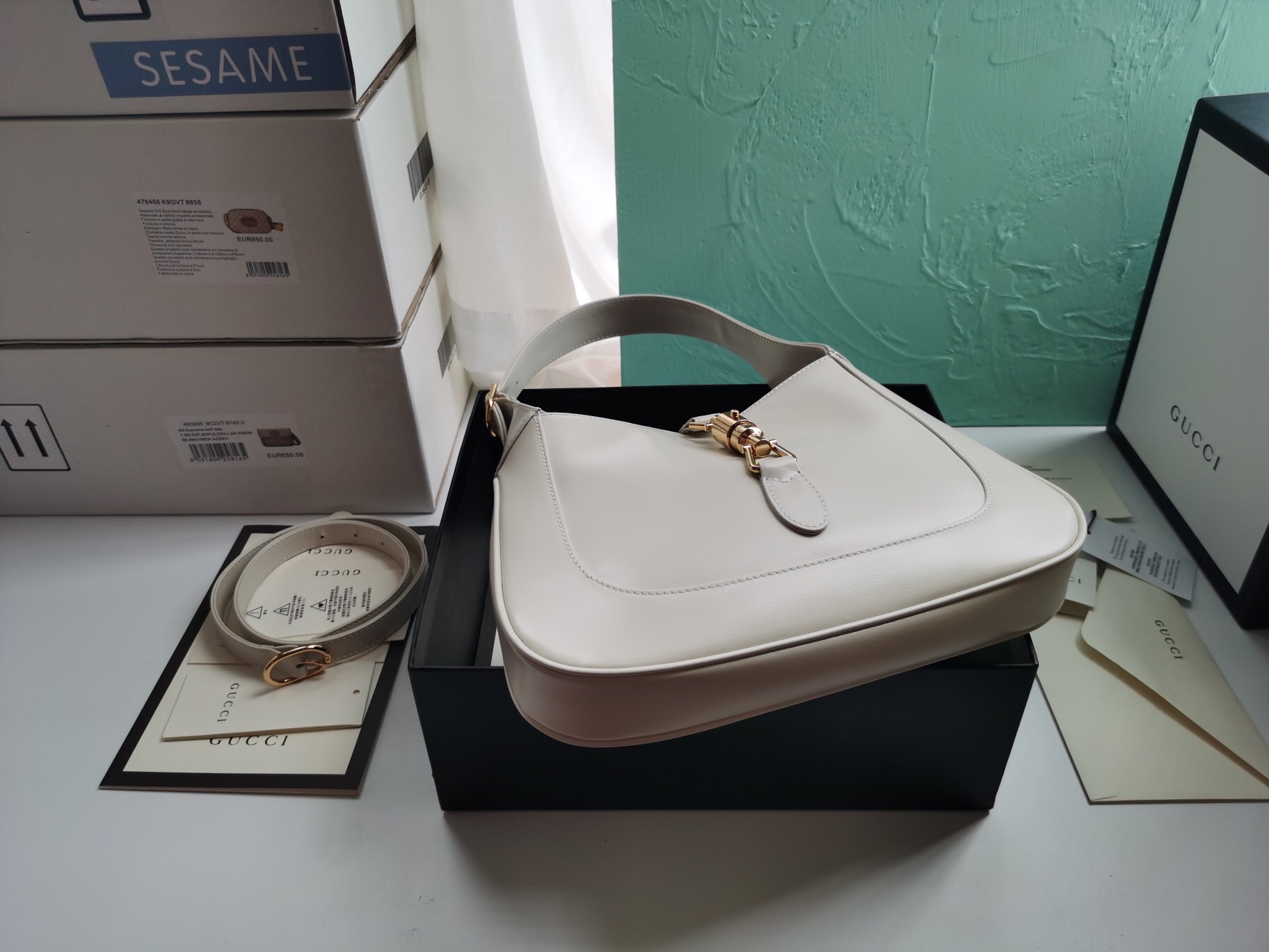 GUCCI Jackie O 1961 Small Hobo Bag. Original Quality Bag including gift box, care book, dust bag, authenticity card. The reintroduction of the Jackie 1961 bag presents a new take on a historical Gucci icon. First created in 1961, the bag was often photographed with Jackie Kennedy and it soon became known as “The Jackie." Brought back to the forefront, the recognizable shape is presented in GG Supreme canvas and enhanced with an additional, detachable shoulder strap. Attached to the bag with buckle closure, the second strap adds a contemporary feel to the archival style, providing new ways to wear—top handle, shoulder, or crossbody. Pieces with versatile ways to wear and style embrace each person who is part of the House’s individual spirit. I Cris and Coco High-End Bags and Luxury Accessories