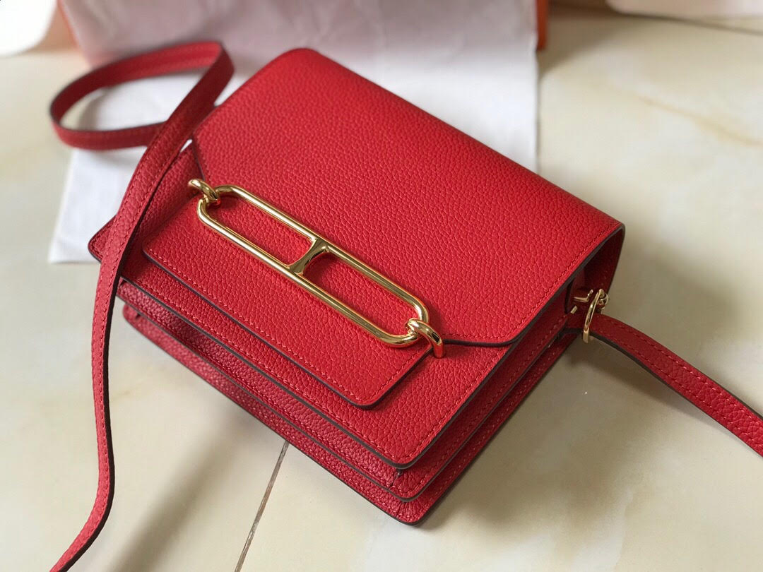 HERMÈS Mini Roulis 18 Bag. Original Quality Bag including gift box, care book, dust bag, authenticity card. The HERMÈS Roulis Bag is stunning, modest, and elegant creativity from Hermes. A nostalchic and retrofuturistic drifter, the Roulis trades its good behavior and stately demeanor for mischievous strolls and boat trips. Its jewel clasp revisits the “Chaîne d’ancre” link. This laid-back, practical, chic piece, in its mini-size version, crosses oceans and decades at full speed. | CRIS&COCO Authentic Quality Designer Bags and Luxury Accessories