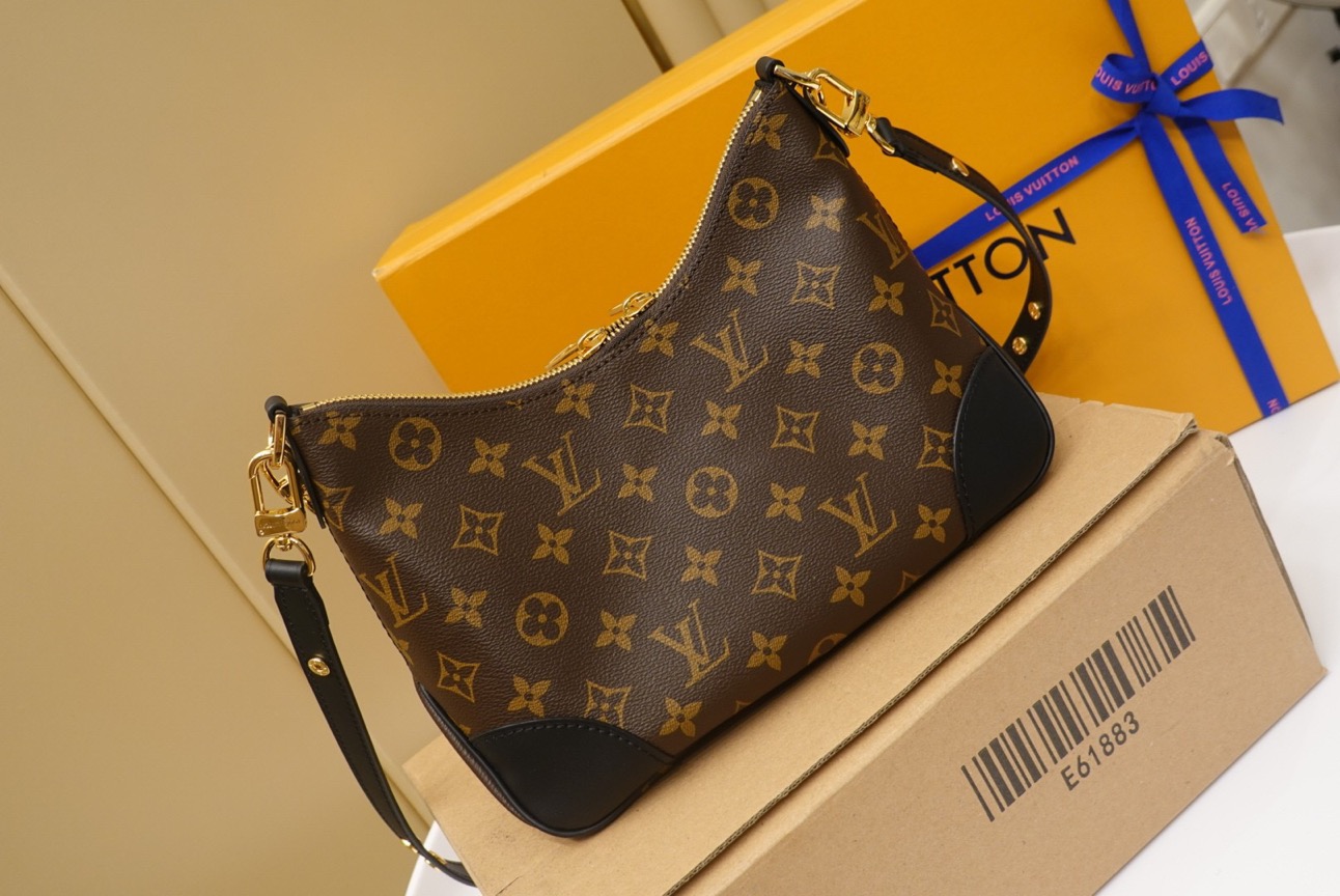 LOUIS VUITTON Boulogne Handbag. Original Quality Bag including gift box, care book, dust bag, authenticity card. The versatile Boulogne handbag is made from classic Monogram canvas and features a removable strap, enabling cross-body, long-shoulder and short-shoulder carry. Without its strap, the Boulogne becomes a small chain bag or clutch for more formal occasions. It has a double-zip opening and an inside flat pocket large enough for an iPhone 12 Pro. | CRIS&COCO Authentic Quality Designer Bags and Luxury Accessories