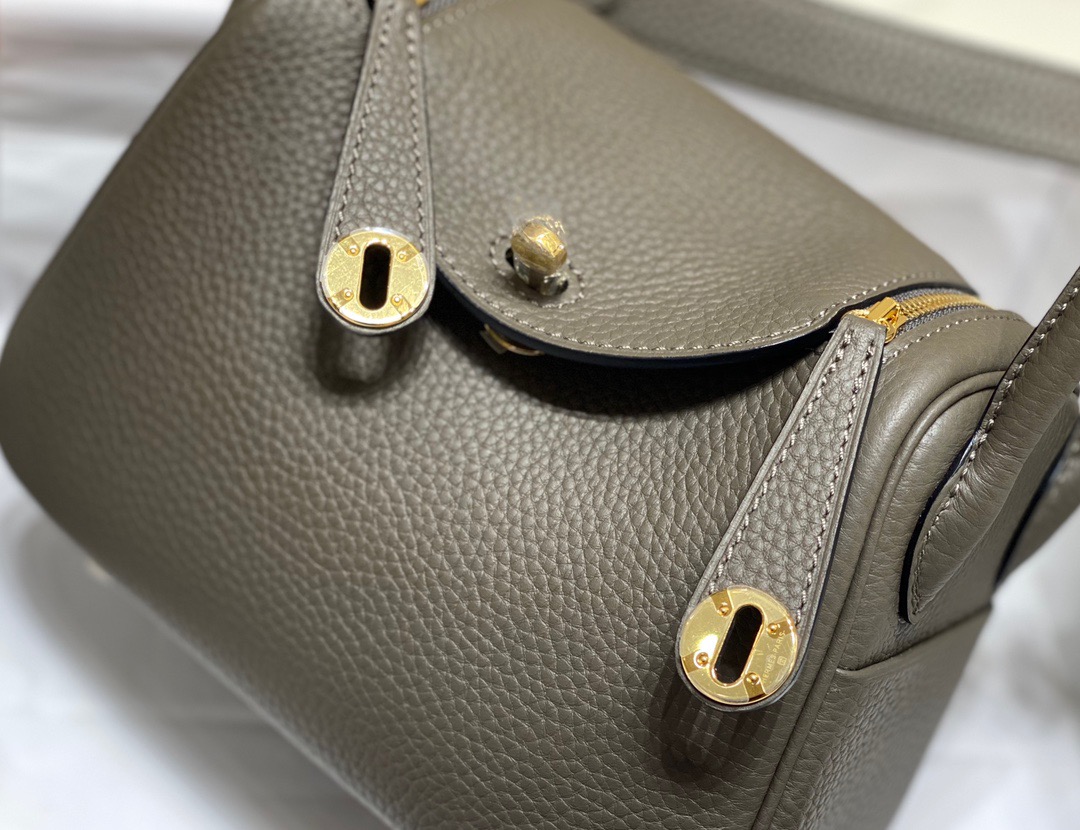 HERMÈS Mini Lindy. High-end quality bag including gift box, literature, dust bag, authenticity card. Maison HERMÈS is elevating the Lindy, with the introduction of the new Mini and is joining the holy Trinity, the Birkin, Kelly, and Constance.| CRIS AND COCO Authentic Quality Luxury Accessories