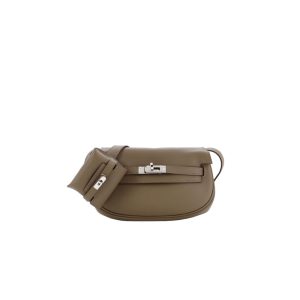 *RMES Swift Kelly Moove: Classic Elegance, Modern Flair. Discover the reimagined elegance of the Kelly Moove, where timeless style meets modern innovation. Building on the iconic silhouette of the beloved Kelly Banana bag, the Kelly Moove adds a fresh twist with an irresistibly chic detachable mini pouch on its strap. This miniature version of the Kelly is more than just a pretty accessory—it’s a practical companion perfect for holding essentials like AirPods or credit cards. Together, this mother-and-daughter duo brings both style and function to the forefront, making the Kelly Moove a must-have for those who appreciate classic design with a contemporary flair. Elevate your look with this sophisticated piece that seamlessly blends tradition with today’s needs. - CRIS&COCO *RMES Swift Kelly Moove: Classic Elegance, Modern Flair. Discover the reimagined elegance of the Kelly Moove, where timeless style meets modern innovation. Building on the iconic silhouette of the beloved Kelly Banana bag, the Kelly Moove adds a fresh twist with an irresistibly chic detachable mini pouch on its strap. This miniature version of the Kelly is more than just a pretty accessory—it’s a practical companion perfect for holding essentials like AirPods or credit cards. Together, this mother-and-daughter duo brings both style and function to the forefront, making the Kelly Moove a must-have for those who appreciate classic design with a contemporary flair. Elevate your look with this sophisticated piece that seamlessly blends tradition with today’s needs.