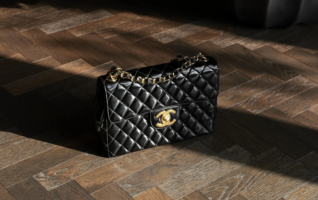 Iconic Style: The CHANEL Classic Flap Bag CHANEL Classic Flap Bag in black leather with gold chain details