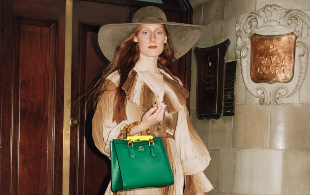 GUCCI Diana Bag – Timeless Elegance with a Modern Twist GUCCI Diana Bag with signature bamboo handles in vibrant leather.
