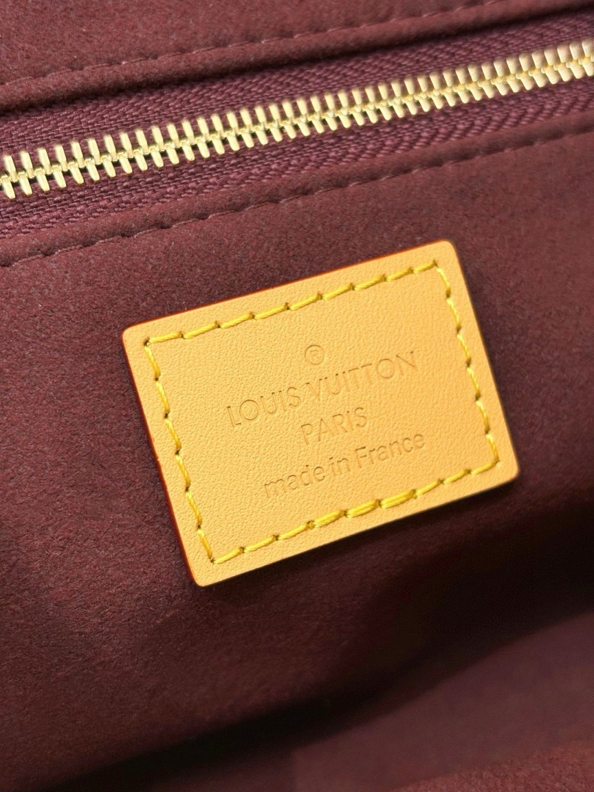 CarryAll BB. Authentic quality luxury bag crafted in genuine leather comes with authenticity card, dust bag and gift bag. Effortless Elegance, Day to Night – The CarryAll BB Reimagined. The iconic CarryAll BB returns this season with a stylish twist, perfect for transitioning from day to evening. Expertly crafted from the House’s signature Monogram canvas, it’s elevated with a gleaming gold-toned chain adorned with Monogram Flowers. Thoughtful details like the contrasting leather name tag and matching lace closure add a refined touch. Inside, a zipped pocket offers a convenient spot to keep your everyday essentials—like a credit card—close at hand.