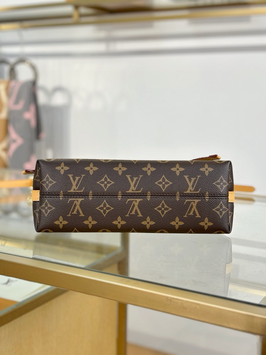 CarryAll BB. Authentic quality luxury bag crafted in genuine leather comes with authenticity card, dust bag and gift bag. Effortless Elegance, Day to Night – The CarryAll BB Reimagined. The iconic CarryAll BB returns this season with a stylish twist, perfect for transitioning from day to evening. Expertly crafted from the House’s signature Monogram canvas, it’s elevated with a gleaming gold-toned chain adorned with Monogram Flowers. Thoughtful details like the contrasting leather name tag and matching lace closure add a refined touch. Inside, a zipped pocket offers a convenient spot to keep your everyday essentials—like a credit card—close at hand.