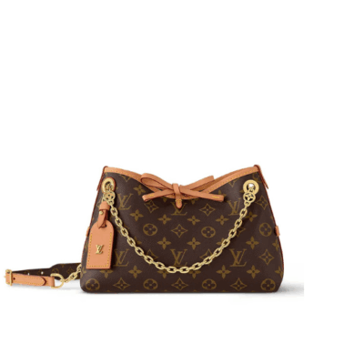 CarryAll BB. Authentic quality luxury bag crafted in genuine leather comes with authenticity card, dust bag and gift bag. Effortless Elegance, Day to Night – The CarryAll BB Reimagined. The iconic CarryAll BB returns this season with a stylish twist, perfect for transitioning from day to evening. Expertly crafted from the House’s signature Monogram canvas, it’s elevated with a gleaming gold-toned chain adorned with Monogram Flowers. Thoughtful details like the contrasting leather name tag and matching lace closure add a refined touch. Inside, a zipped pocket offers a convenient spot to keep your everyday essentials—like a credit card—close at hand.