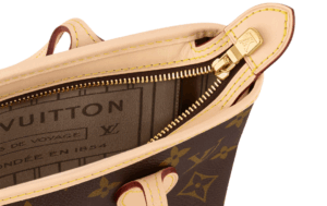Close-up of the LOUIS VUITTON Neverfull Monogram canvas with leather trim