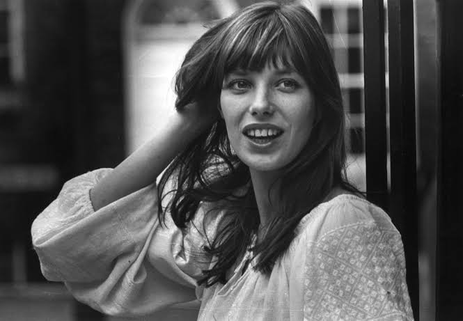 Jane Birkin leaning against a railing in a relaxed outfit with natural makeup Jane Birkin leaning against a railing in a relaxed outfit with natural makeup