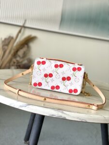 LV x TM Pochette Métis East West. Authentic quality luxury bag crafted in genuine leather comes with authenticity card, dust bag and gift bag. Art Meets Elegance. Petite in size, bold in spirit—the Pochette Métis East West returns in bijou proportions as part of the lively second edition of the LV x Murakami collection. Cloaked in the House’s classic Monogram coated canvas, this re-edition dazzles in a soft seasonal hue, punctuated by Murakami’s signature cherry motifs, bursting with playful charm. Inside, three thoughtfully arranged compartments keep essentials stylishly organized for day-to-night versatility. The gleaming gold S-lock closure adds a vintage flourish to this modern mini icon, making it a must-have for collectors and style lovers alike. Where fine art meets functional fashion—this is joy, redefined. - CRIS&COCO LV x TM Pochette Métis East West. Authentic quality luxury bag crafted in genuine leather comes with authenticity card, dust bag and gift bag. Art Meets Elegance. Petite in size, bold in spirit—the Pochette Métis East West returns in bijou proportions as part of the lively second edition of the LV x Murakami collection. Cloaked in the House’s classic Monogram coated canvas, this re-edition dazzles in a soft seasonal hue, punctuated by Murakami’s signature cherry motifs, bursting with playful charm. Inside, three thoughtfully arranged compartments keep essentials stylishly organized for day-to-night versatility. The gleaming gold S-lock closure adds a vintage flourish to this modern mini icon, making it a must-have for collectors and style lovers alike. Where fine art meets functional fashion—this is joy, redefined.