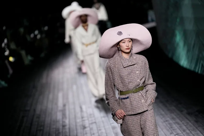 imageMaximalist hats and structured tailoring take center stage on the runway, turning classic silhouettes into high drama. 2 Maximalist hats and structured tailoring take center stage on the runway, turning classic silhouettes into high drama.
