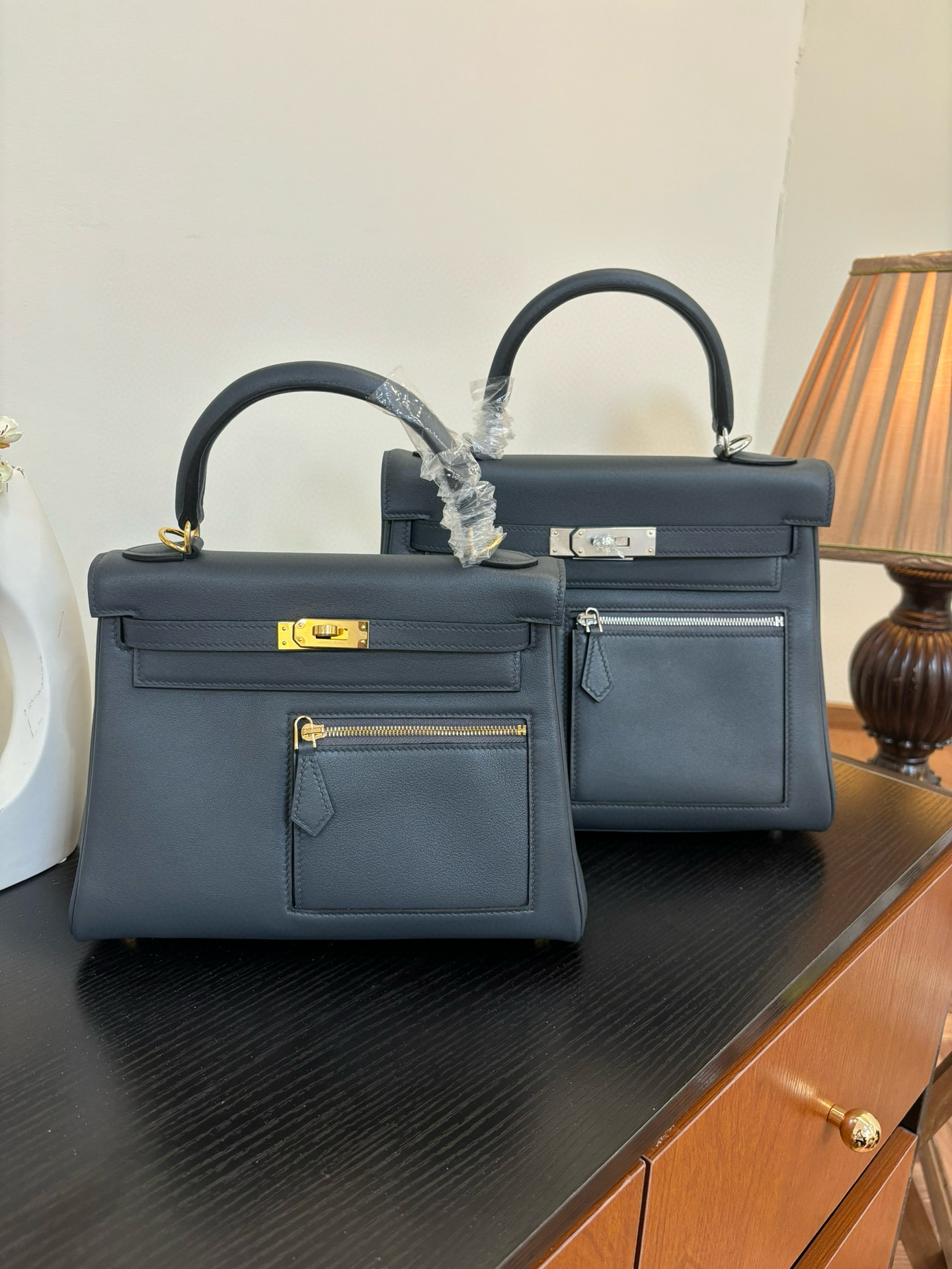 Kelly Colormatic. Authentic quality luxury bag crafted in genuine leather comes with authenticity card, dust bag and gift bag. Hand-crafted from ultra-smooth Swift leather and finished with radiant gold hardware, this exceptional limited-edition masterpiece brings a fresh, artistic twist to the iconic Kelly silhouette. Its cleverly designed front pocket opens wide with a single gusset for effortless access, while the rear flap pocket keeps your daily essentials—especially your most-used cards—right at your fingertips. The asymmetric yet perfectly balanced colour combination highlights the haute craftsmanship Hermès is celebrated for, turning every stitch into a statement. A collector’s dream and a style enthusiast’s delight, the Kelly Colormatic is sophistication with a spark—functional, vibrant, and unmistakably *rmès. - CRIS&COCO Kelly Colormatic. Authentic quality luxury bag crafted in genuine leather comes with authenticity card, dust bag and gift bag. Hand-crafted from ultra-smooth Swift leather and finished with radiant gold hardware, this exceptional limited-edition masterpiece brings a fresh, artistic twist to the iconic Kelly silhouette. Its cleverly designed front pocket opens wide with a single gusset for effortless access, while the rear flap pocket keeps your daily essentials—especially your most-used cards—right at your fingertips. The asymmetric yet perfectly balanced colour combination highlights the haute craftsmanship Hermès is celebrated for, turning every stitch into a statement. A collector’s dream and a style enthusiast’s delight, the Kelly Colormatic is sophistication with a spark—functional, vibrant, and unmistakably *rmès.