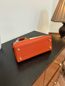 Kelly Colormatic. Authentic quality luxury bag crafted in genuine leather comes with authenticity card, dust bag and gift bag. Hand-crafted from ultra-smooth Swift leather and finished with radiant gold hardware, this exceptional limited-edition masterpiece brings a fresh, artistic twist to the iconic Kelly silhouette. Its cleverly designed front pocket opens wide with a single gusset for effortless access, while the rear flap pocket keeps your daily essentials—especially your most-used cards—right at your fingertips. The asymmetric yet perfectly balanced colour combination highlights the haute craftsmanship Hermès is celebrated for, turning every stitch into a statement. A collector’s dream and a style enthusiast’s delight, the Kelly Colormatic is sophistication with a spark—functional, vibrant, and unmistakably *rmès.